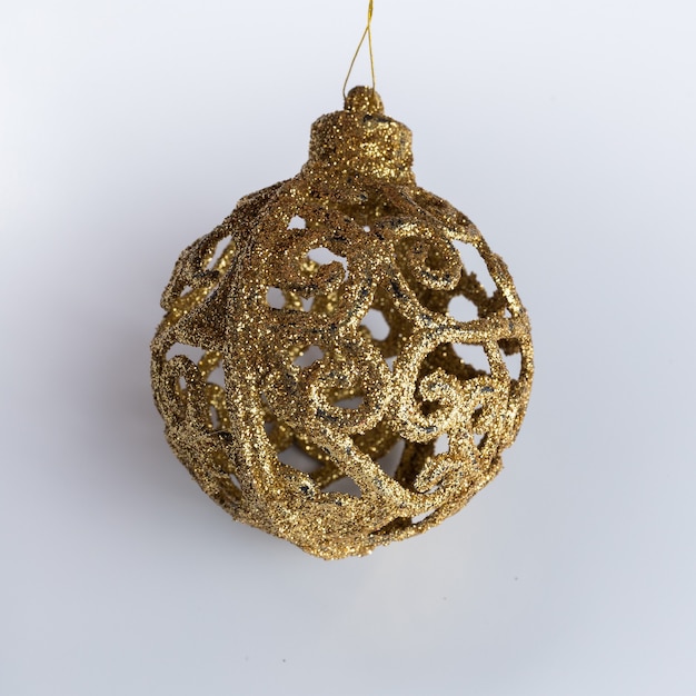 Objet de décoration de boule d'or de Noël isolé sur fond blanc.