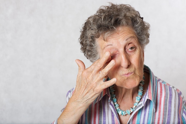 Un objet étranger est entré dans l'œil d'une femme âgée entre 70 et 80 ans