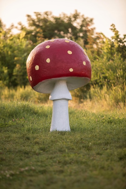 Un objet en forme de champignon avec un bonnet rouge et les mots "champignon" dessus
