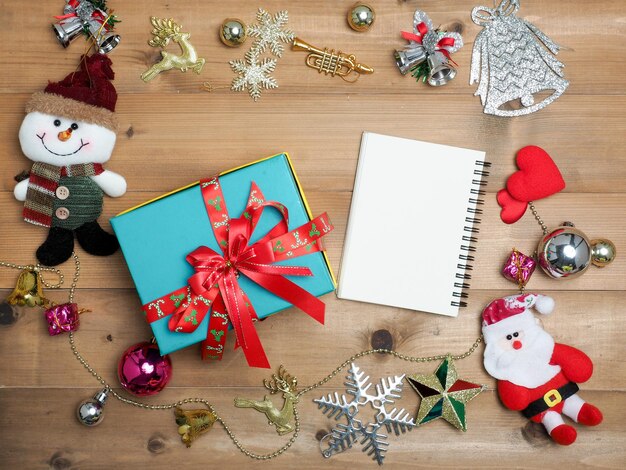 Objet mignon de décoration de Noël avec le fond en bois