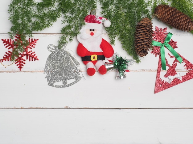 Objet mignon de décoration de Noël avec le fond en bois