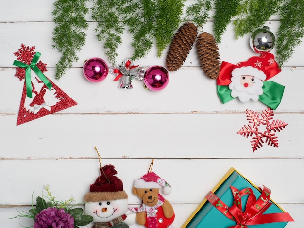 Objet mignon de décoration de Noël avec le fond en bois