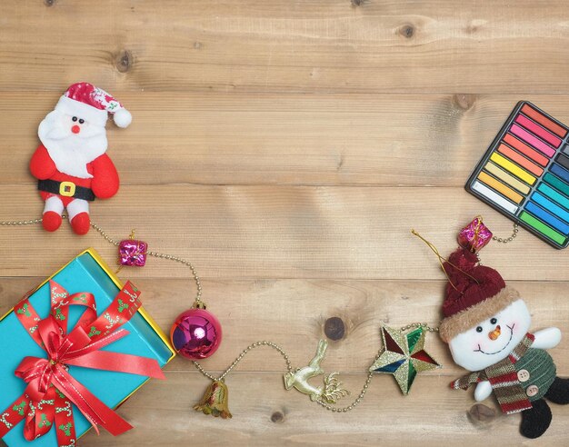 Objet mignon de décoration de Noël avec le fond en bois