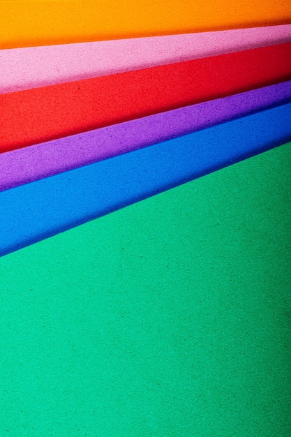 Photo les objets colorés font un fond multicolore mélangé