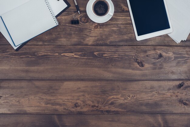 Photo objets commerciaux isolés sur une table de bureau en bois