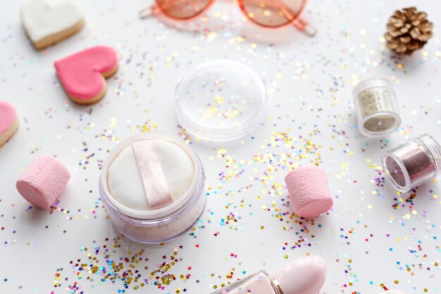 Objets cosmétiques et confettis isolés sur fond