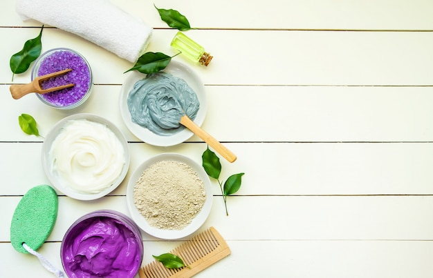 Objets cosmétiques pour les procédures de spa sur fond blanc. Mise au point sélective.