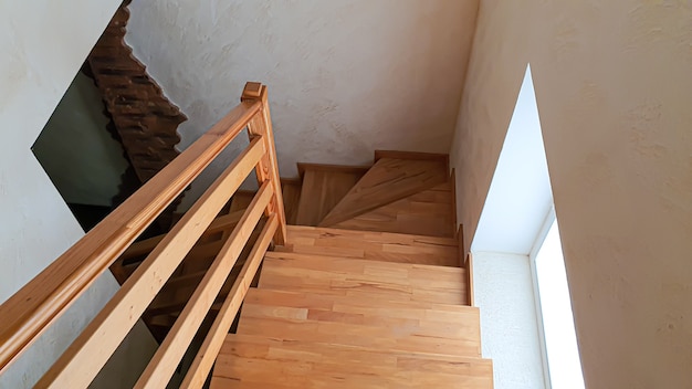 Objets d'intérieur. Escalier en bois, lampe au mur.