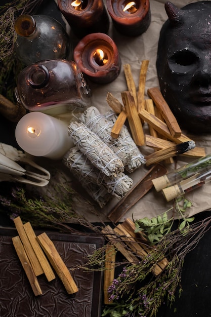 Objets magiques anciens et herbes pour rituels mystiques