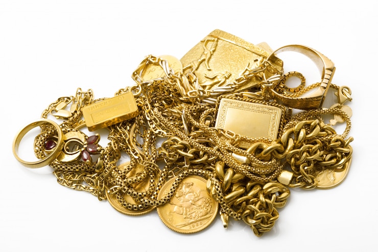 Photo objets d'or sur blanc