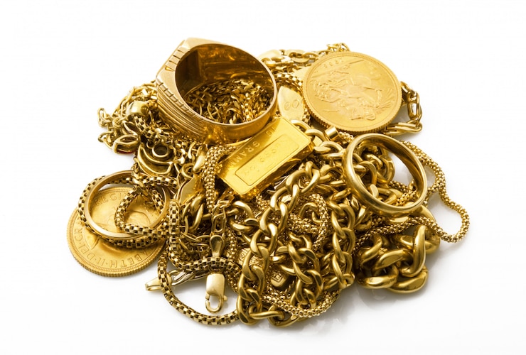 Photo objets d'or sur fond blanc