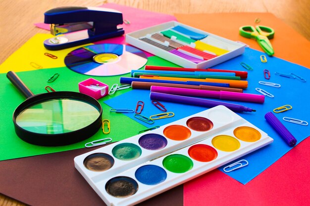 Objets de papeterie. Fournitures scolaires et de bureau sur fond de papier de couleur.