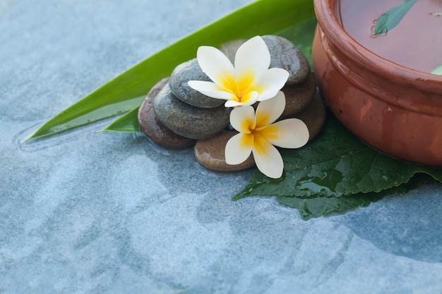 Objets de spa avec lumière du soleil sur fond bleu