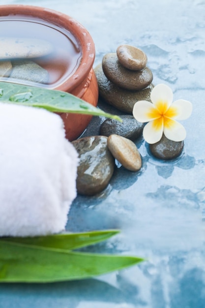 Objets de spa avec des pierres et des fleurs pour se détendre