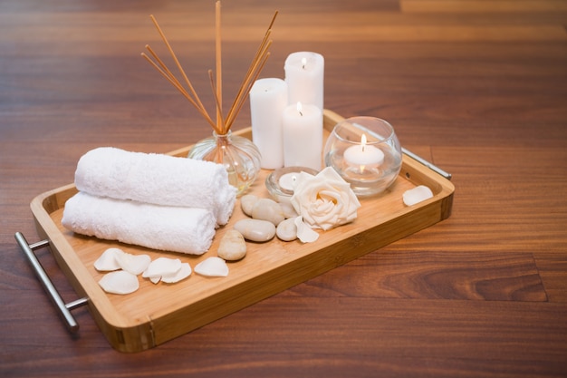 Objets Spa sur plancher en bois