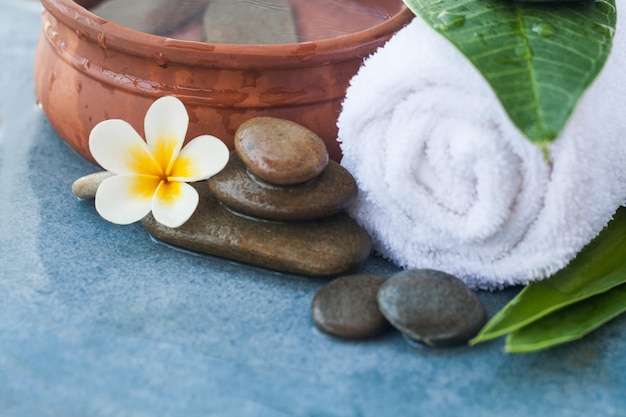 Objets de spa pour spa relax massage sur fond de marbre