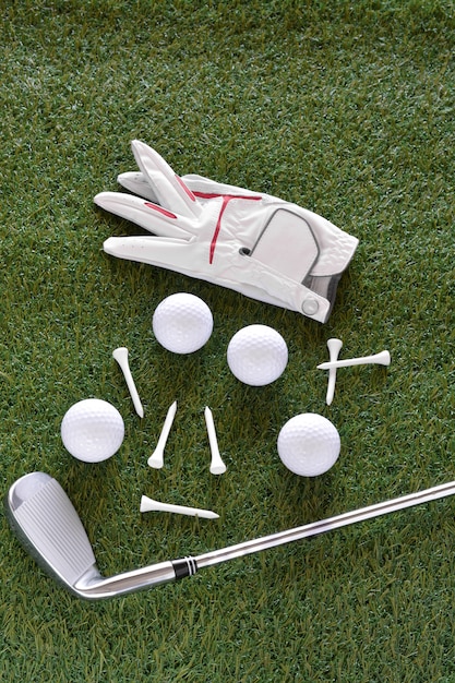 Objets de sport liés au golf tels que gants, balles, etc.