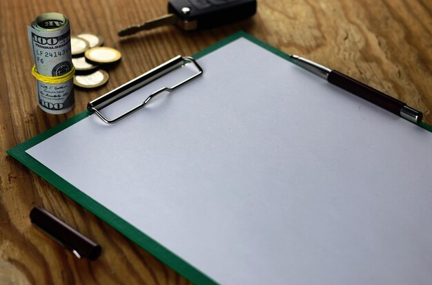 Objets sur table en bois papier-monnaie vide et clés