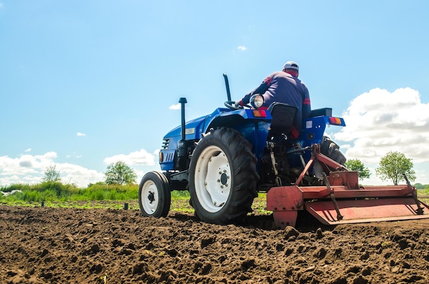 Oblast de Kherson Ukraine 28 mai 2020 L'agriculteur lâche et cultive le sol du champ Le broyage du sol avant la coupe des rangées L'agriculture agricole Lâcher la culture des terres de surface