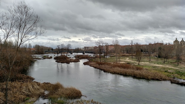 Photo l'obscurité sur la rivière tormes. nuages ​​de pluie à salamanque espagne