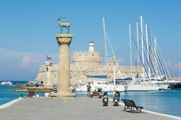 L'observation du Fort de Saint-Nicolas à partir de la rive à Mandraki Rhodes Grèce