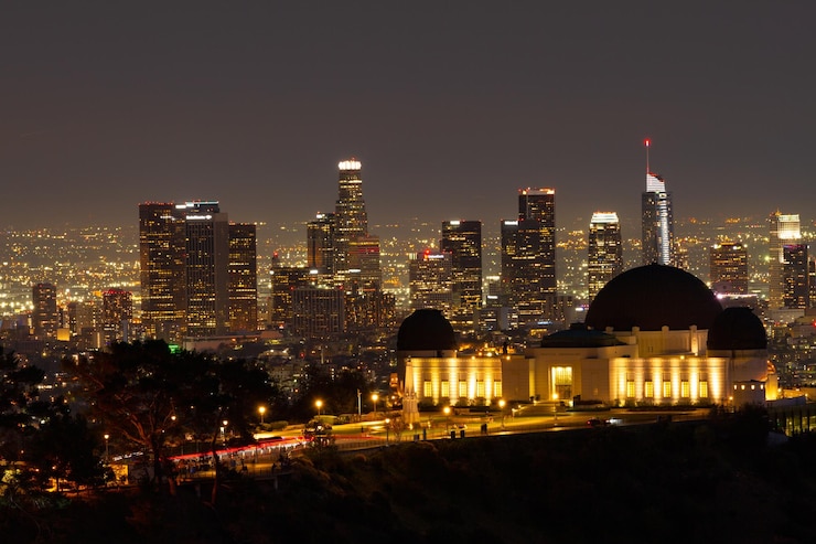 Photo l'observatoire griffith la nuit avec l'horizon de los angeles au loin