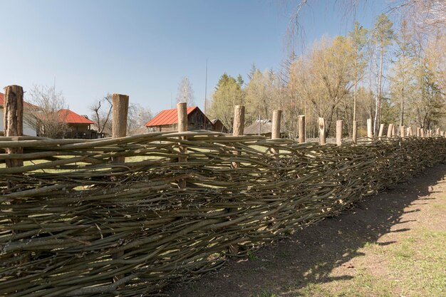 Obstacle traditionnel d'acacia, clôture d'obstacle de saule dans le village ukrainien