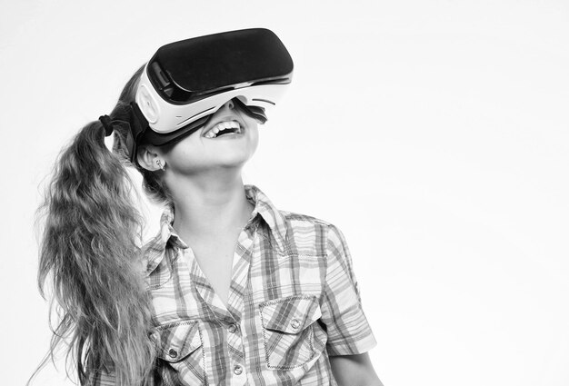 Obtenez une expérience virtuelle Fille enfant mignon avec écran monté sur la tête sur fond blanc Concept de réalité virtuelle Petit enfant utilise la technologie moderne réalité virtuelle Éducation virtuelle pour élève
