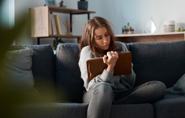 Obtenir la vérité là-bas. Plan d'une jeune femme anxieuse écrivant dans son journal.