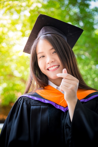 Obtention du diplôme de portrait de femme mignonne asiatique avec fond de nature verdoyante, Université de Thaïlande.