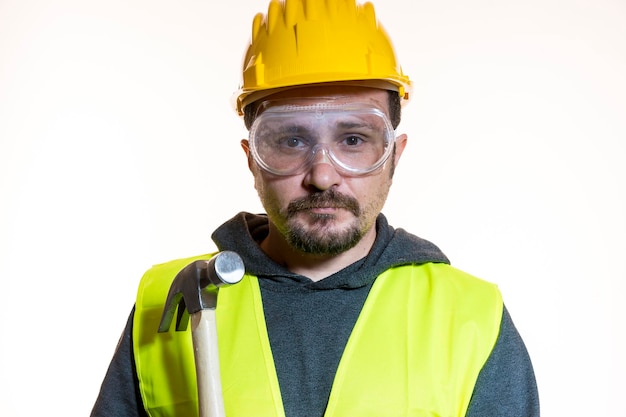 Occupation, faites-le vous-même, homme vêtu d'un casque de constructeur jaune avec des lunettes de protection prêt à commencer les travaux de construction