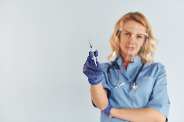 Photo occupation professionnelle jeune femme médecin en uniforme est à l'intérieur