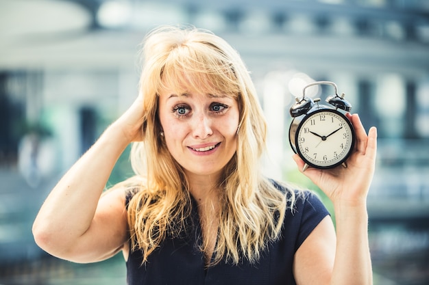 occupé, caucasien, femme affaires, désordre, cheveux, stress