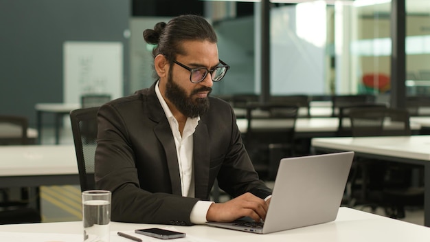 Occupé concentré employeur masculin indien entreprise d'entreprise entrepreneur arabe patron PDG homme d'affaires