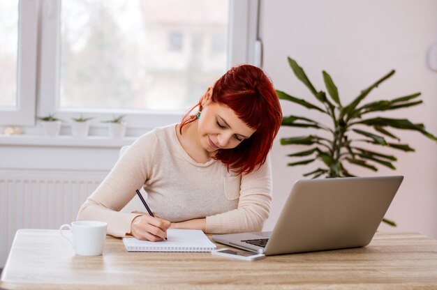 Occupé, femme, bureau, paperasserie