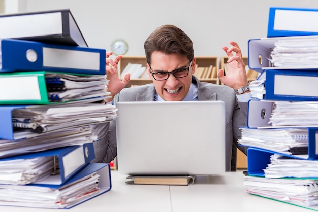 Photo occupé homme d'affaires stressé par un travail excessif