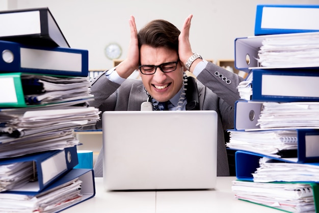 Photo occupé homme d'affaires stressé par un travail excessif