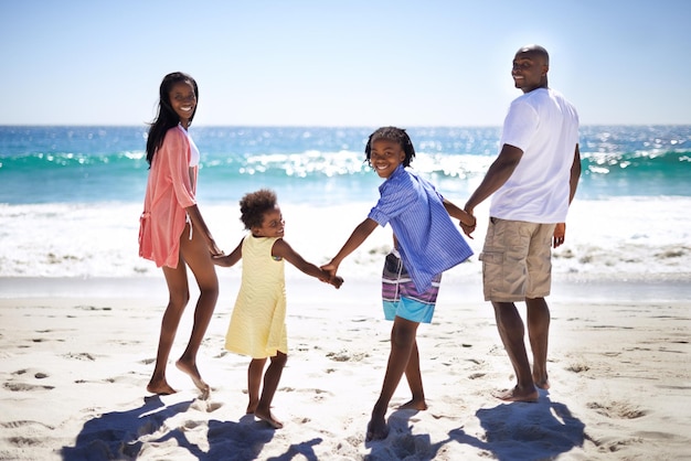 L'océan a l'air incroyable Une famille afro-américaine profitant d'une journée à la plage ensemble