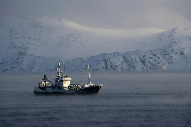 Océan Arctique, navire sur la mer de Barents