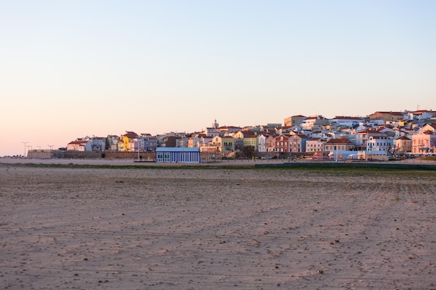 Ocean Beach près de la ville de Buarcos Portugal au coucher du soleil