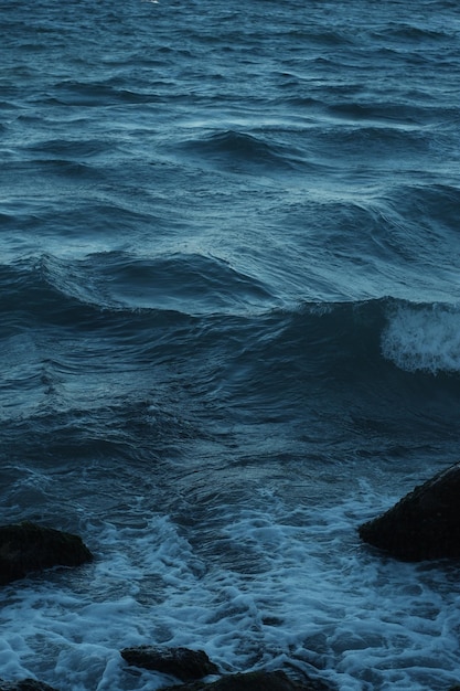 Photo un océan bleu et blanc