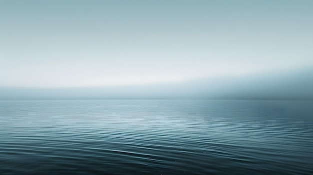 un océan bleu avec un ciel bleu et un fond d'eau