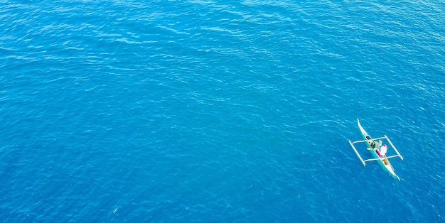 L'océan bleu est une couleur bleu profond et clair.