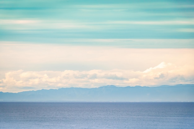 Océan bleu et fond de beau ciel