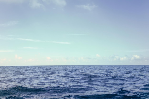 Océan bleu, surface de l'eau et ciel bleu