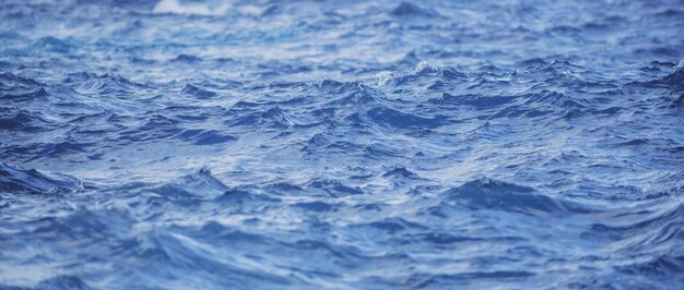 Océan bleu tropical dans la mer d'été d'hawaï dans une eau propre et claire de la surface pour les vagues de fond