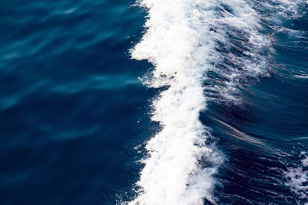 Ocean close up fond d'eau bleue avec de la mousse blanche