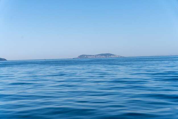 L'océan est calme et bleu avec une petite île au loin