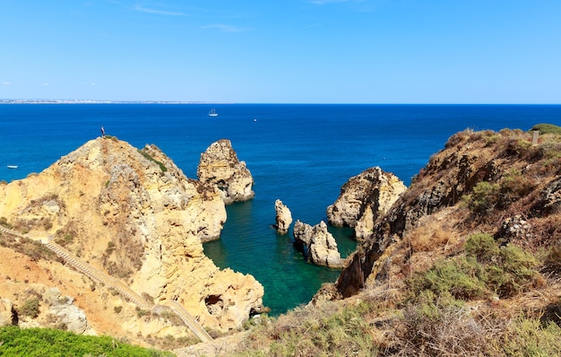 Océan avec falaises rocheuses