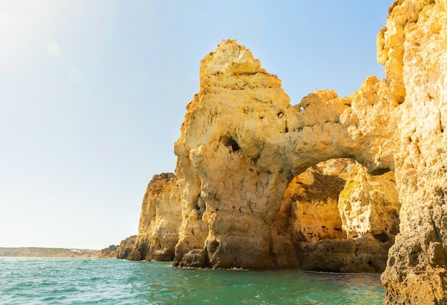 Océan avec falaises de sable